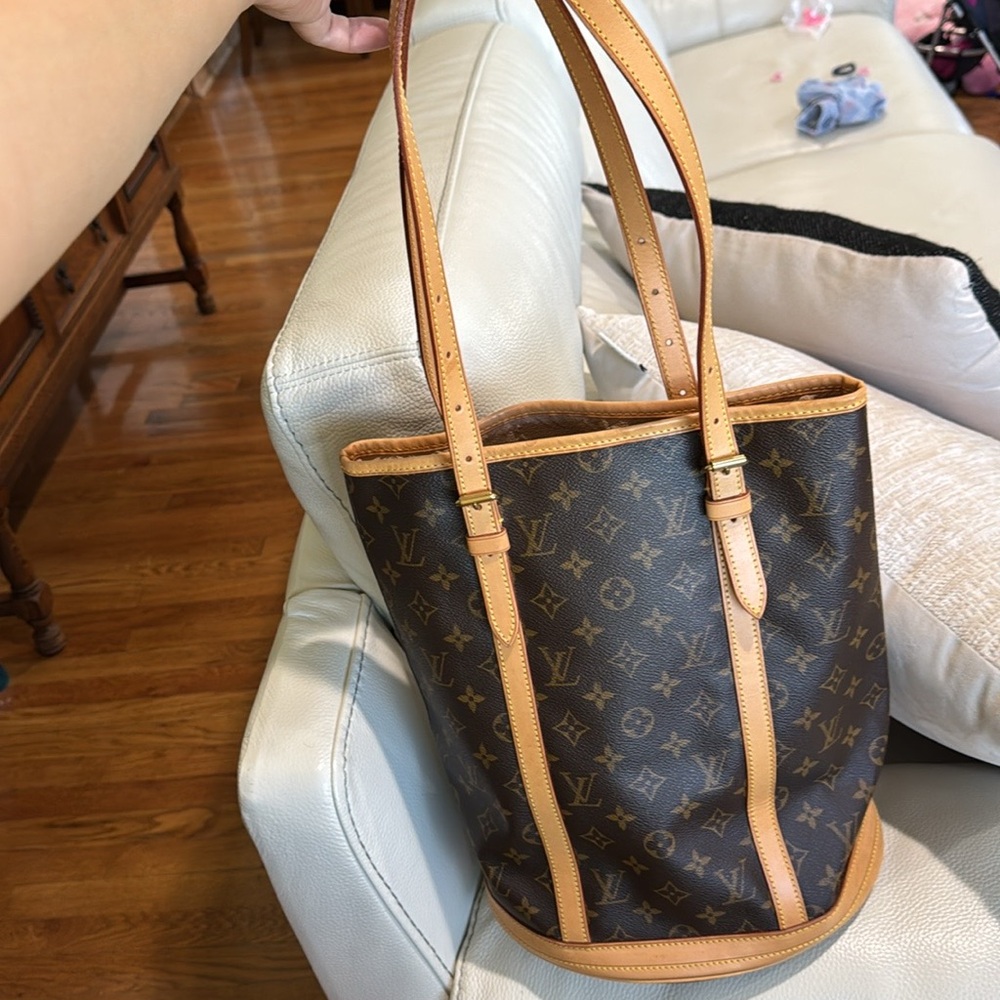Authentic LV large Bucket bag in good condition.
PRICE Is SET